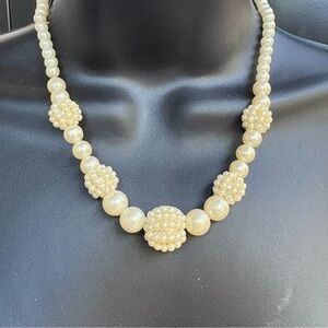 Elegant vintage graduated Pearl clusters Necklace